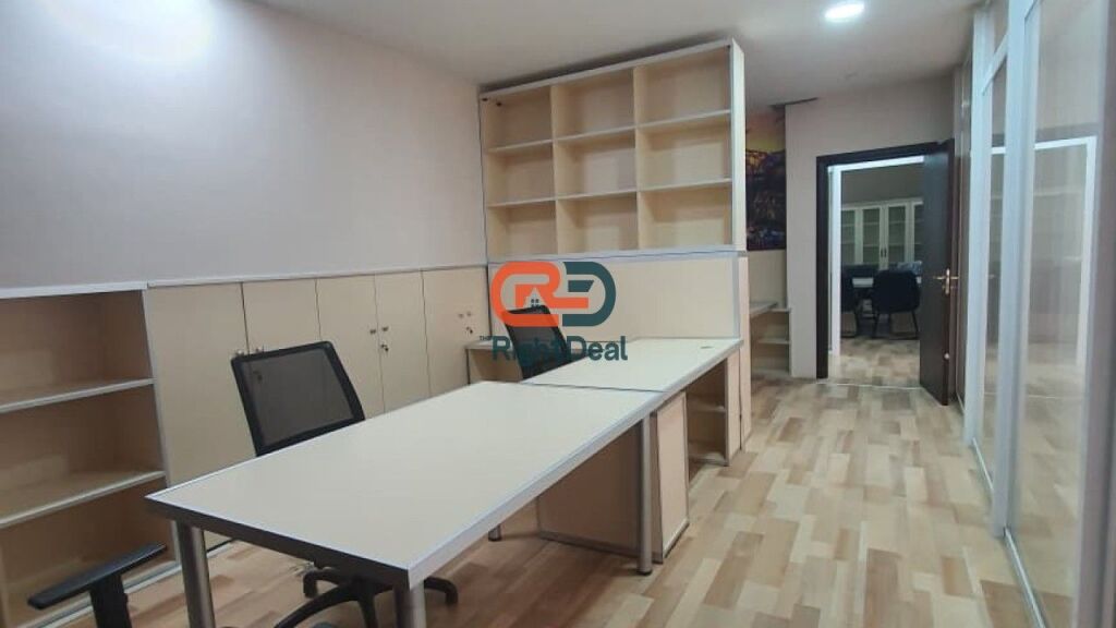 Tek Kopshti Zoologjik, Jepet Me Qira Ambient Per Zyra, Me Lokacion Perfekt!!!