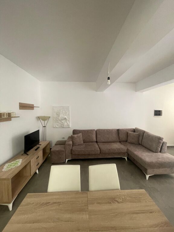 Laprak Jepet Apartament 1+1 Me Qera