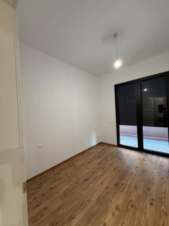 Jepet Ambient 2+1 me qera për zyra ose banim tek dilijorgji