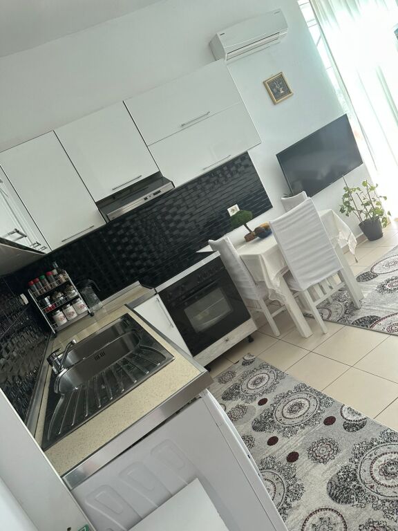Bllok Jepet apartament me qira 1+1 Kafe Roma