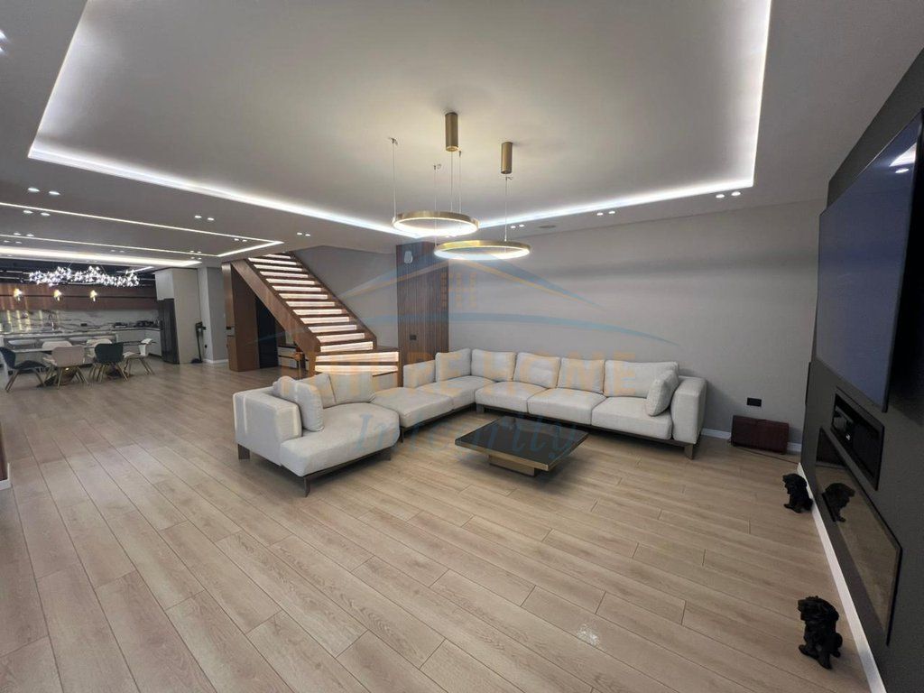Affitto, Duplex 4+1+3+Veranda+Posto auto, Complesso Square 21, Tirana.