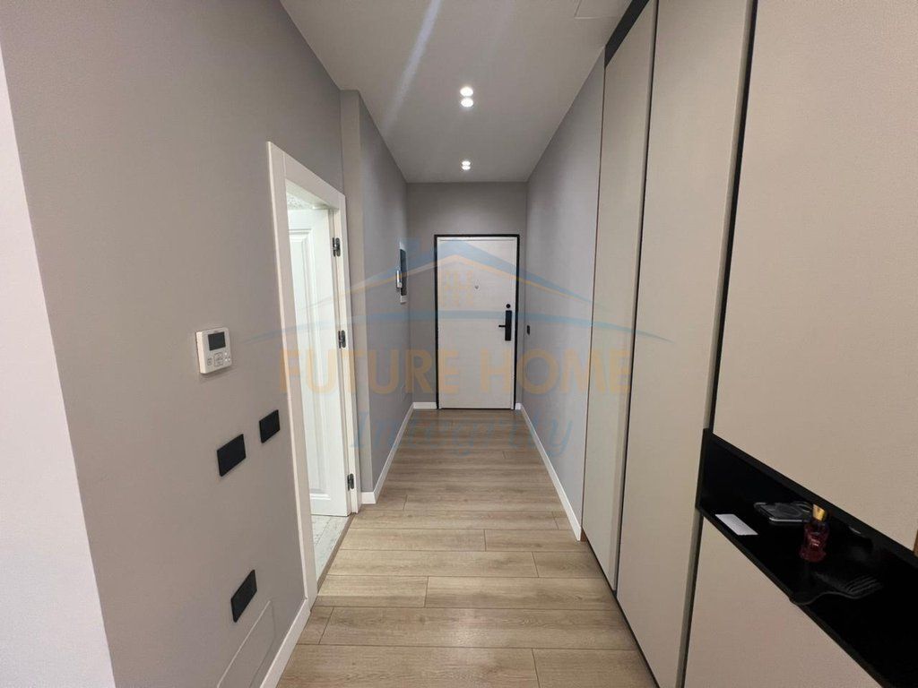 Affitto, Duplex 4+1+3+Veranda+Posto auto, Complesso Square 21, Tirana.