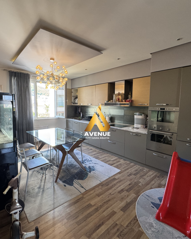 Shitet Apartament Luksoz 2+1+2 Banja+2 Ballkone Kodra e Diellit 1, Tiranë