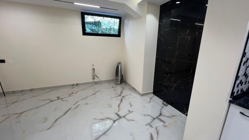 Ambjent zyrash me qira pranë Fakultetit Ekonomik