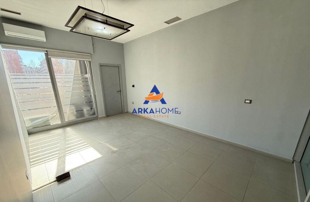 JEPET ME QERA ZYRE 220M2 "PERBALLE DELIJORGJIT" 4400 EURO