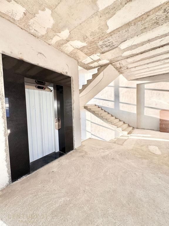 Building for rent in the Porcelani area