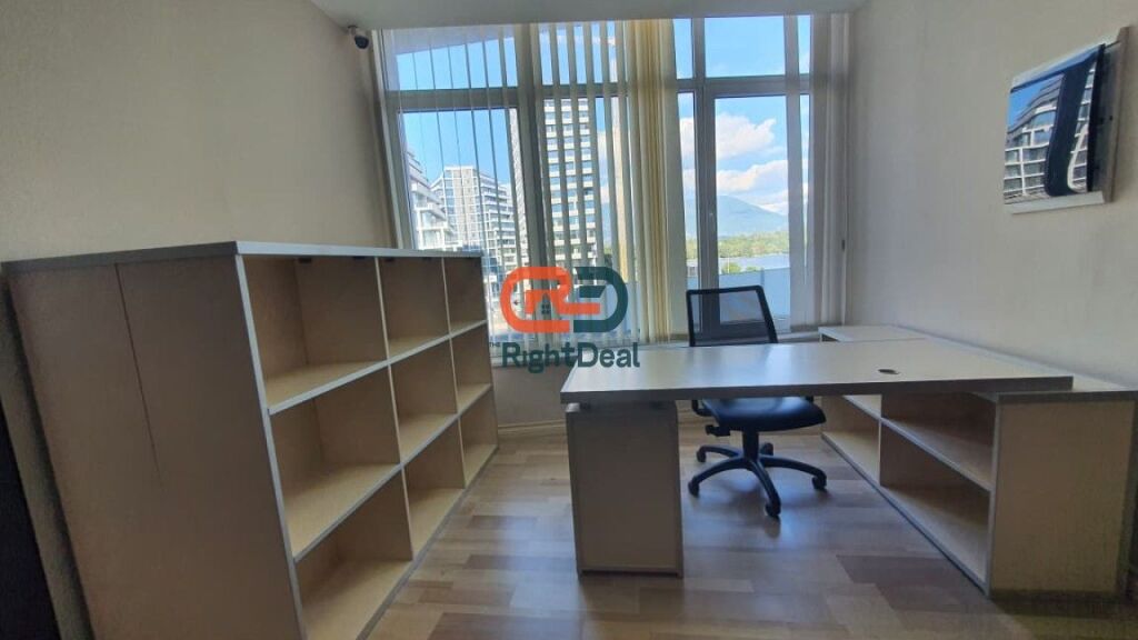 Tek Kopshti Zoologjik, Jepet Me Qira Ambient Per Zyra, Me Lokacion Perfekt!!!