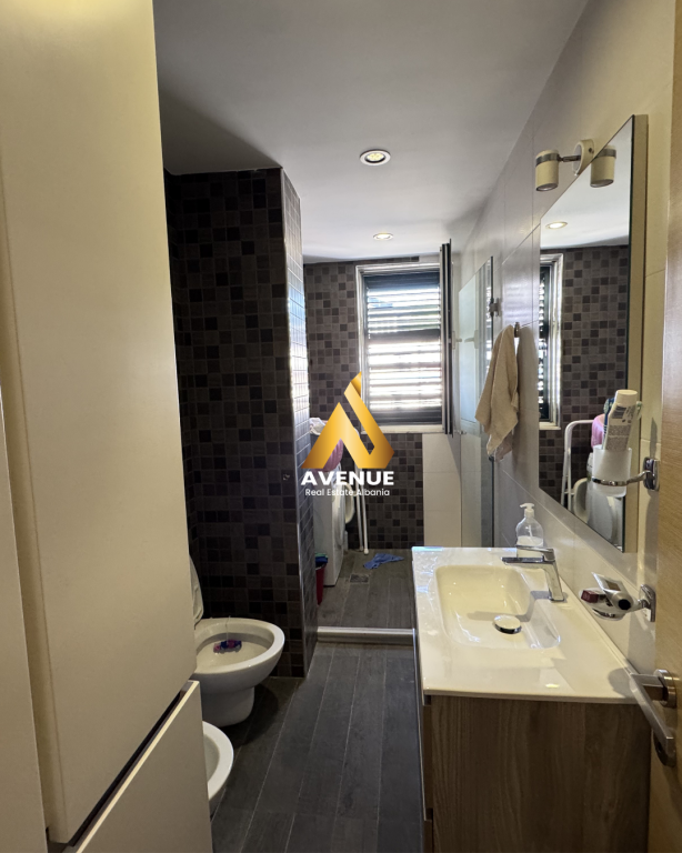 Shitet Apartament Luksoz 2+1+2 Banja+2 Ballkone Kodra e Diellit 1, Tiranë