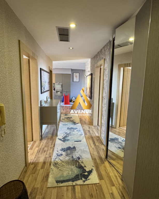 Shitet Apartament Luksoz 2+1+2 Banja+2 Ballkone Kodra e Diellit 1, Tiranë