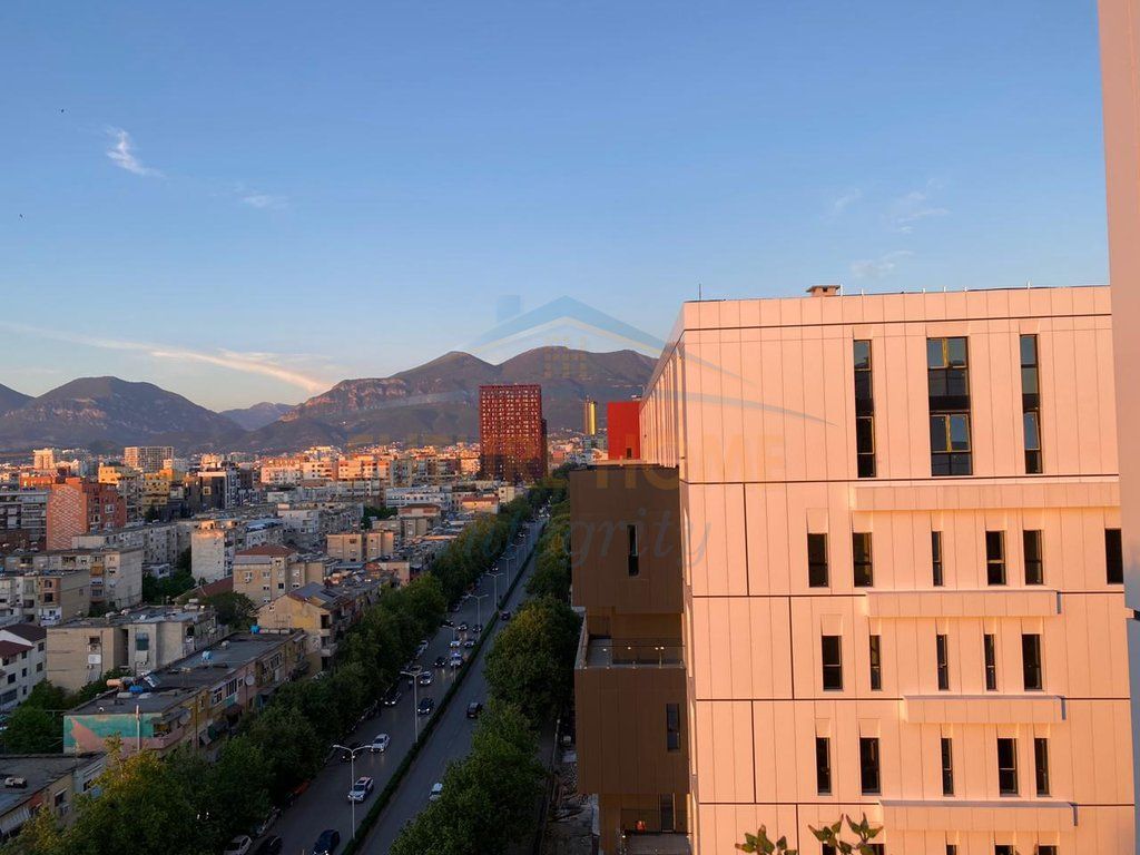 Affitto, Duplex 4+1+3+Veranda+Posto auto, Complesso Square 21, Tirana.