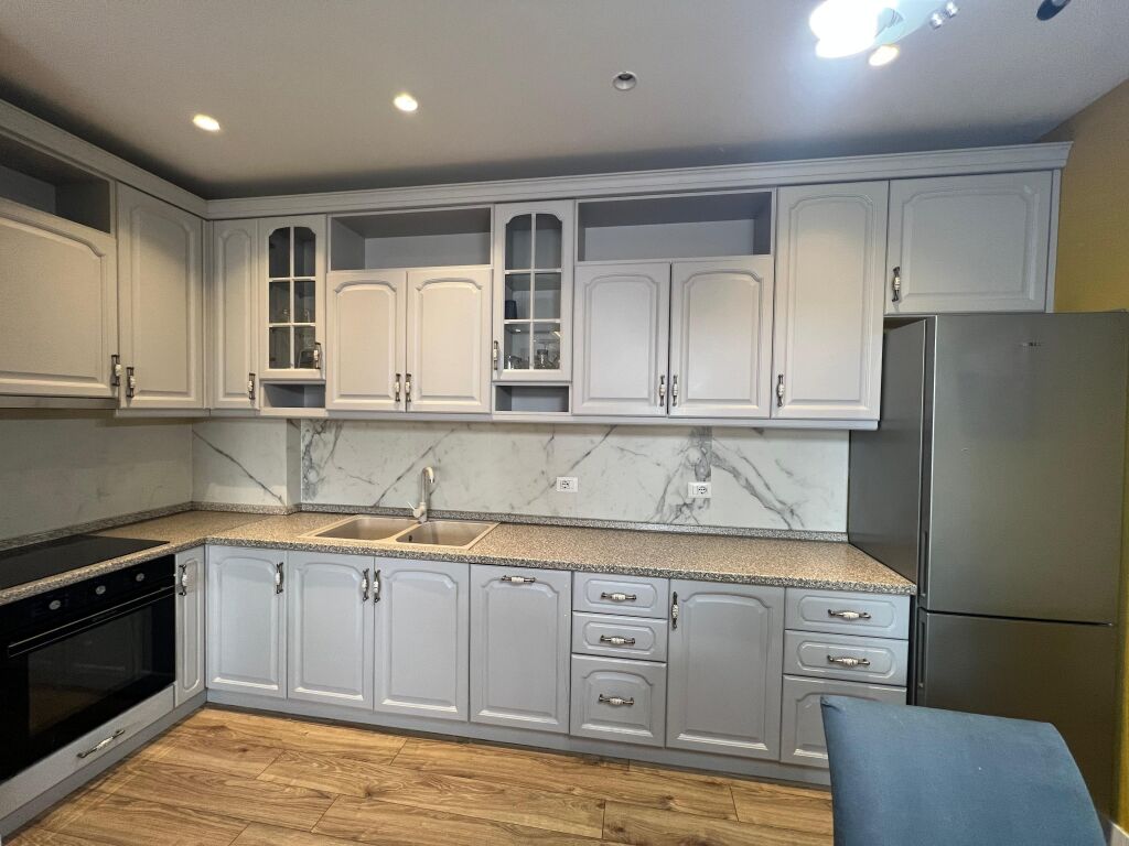 Shitet, Apartament 3+1+2 Tualete, ”Liqeni Artificial”, Tiranë.