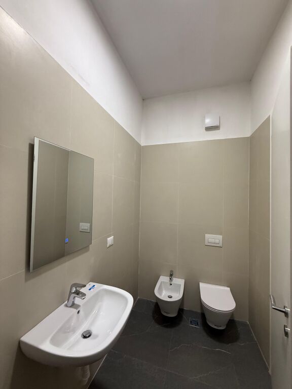 Jepet Ambient 2+1 me qera për zyra ose banim tek dilijorgji