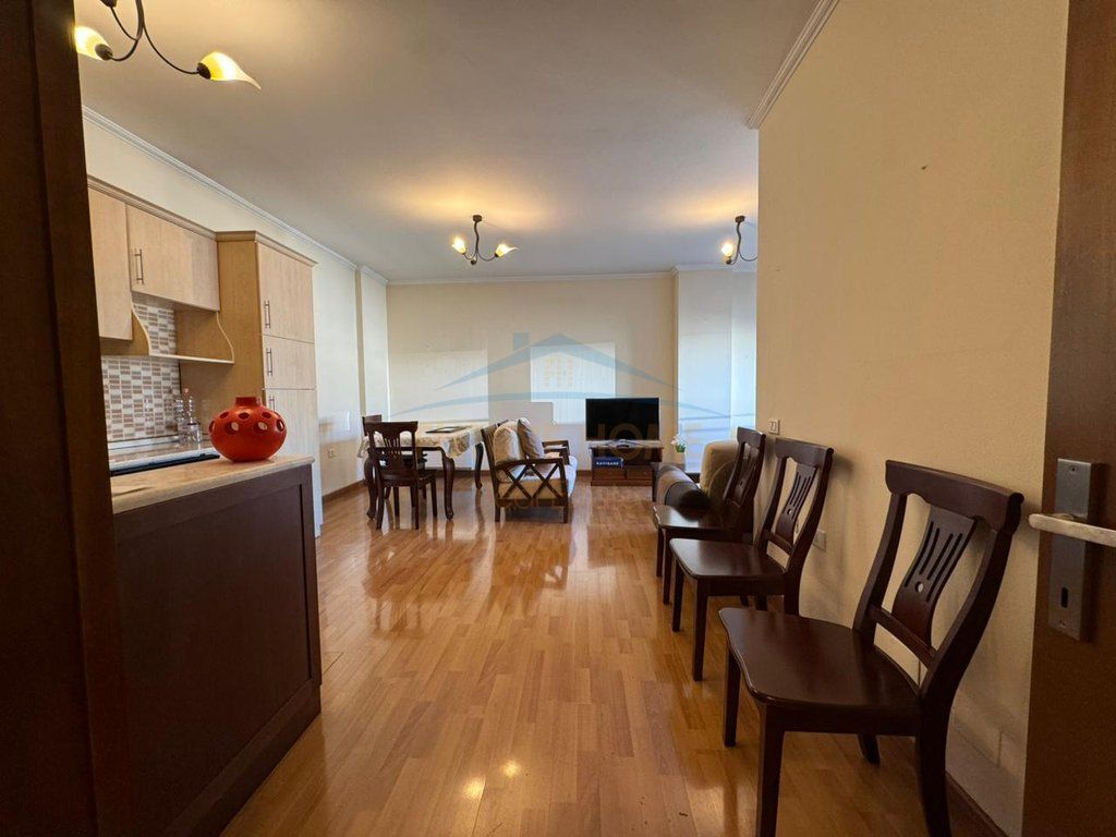 Shitet apartament 2+1 Rruga e Barrikadave