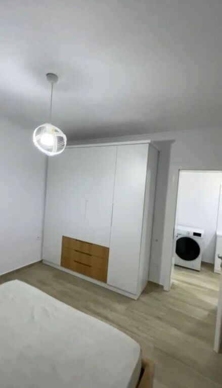 🏠Pas Qendres Glob,Rr.Deshmoret e Fekenit jepet me qera kati i I-re i nje vile 1+1,i mobiluar 500Euro