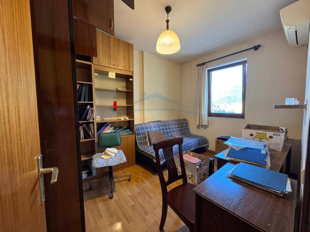 Shitet, Apartament 2+1, Rruga e Barrikadave, Tiranë. Empire68231