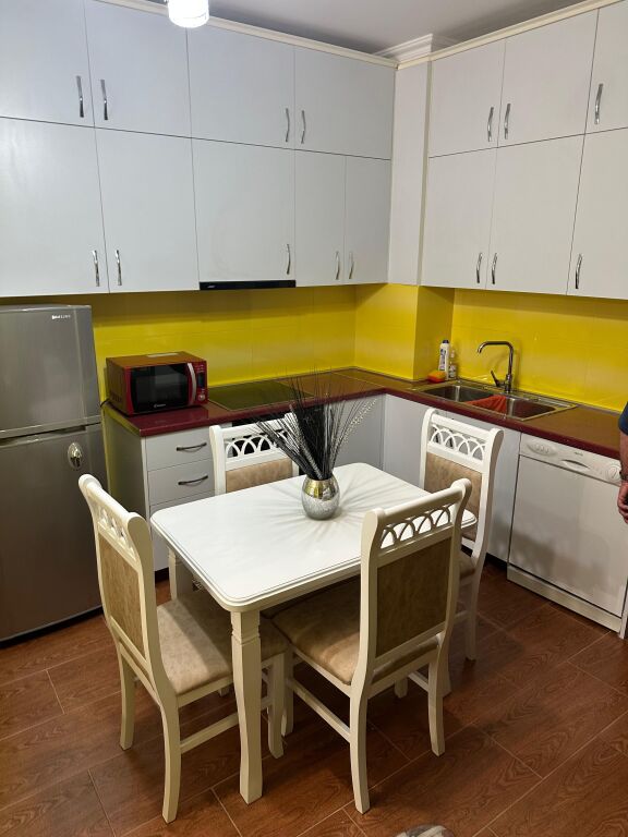 Jepet apartament me qira 1+1 , 21 Dhjetori