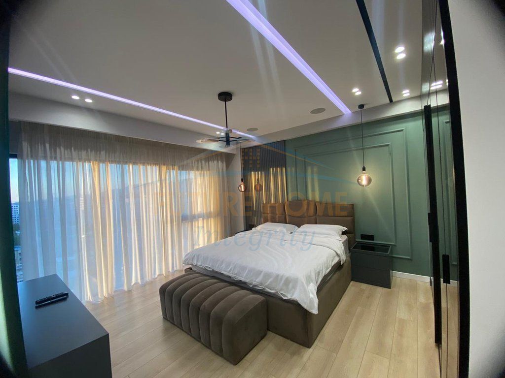 Affitto, Duplex 4+1+3+Veranda+Posto auto, Complesso Square 21, Tirana.