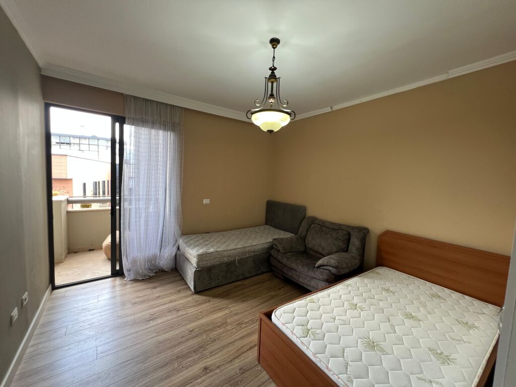 Shitet, Apartament 3+1+2 Tualete, ”Liqeni Artificial”, Tiranë.