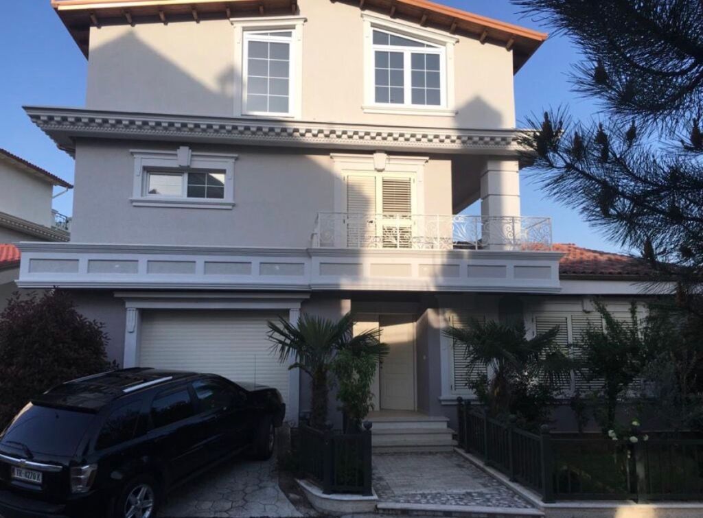 Vilë Luksoze për Shitje në Akacia Hills – 531 m² Ndërtim, Pishinë Private &amp; Pamje Panoramike