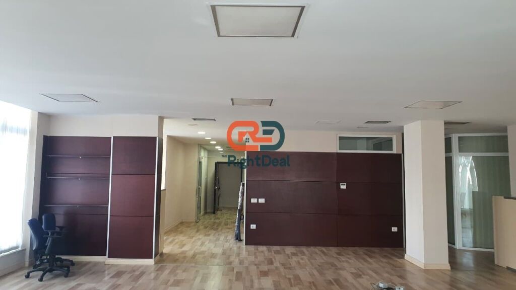 Tek Kopshti Zoologjik, Jepet Me Qira Ambient Per Zyra, Me Lokacion Perfekt!!!