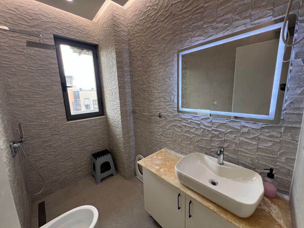 Shitet, Apartament 3+1+2 Tualete, ”Liqeni Artificial”, Tiranë.