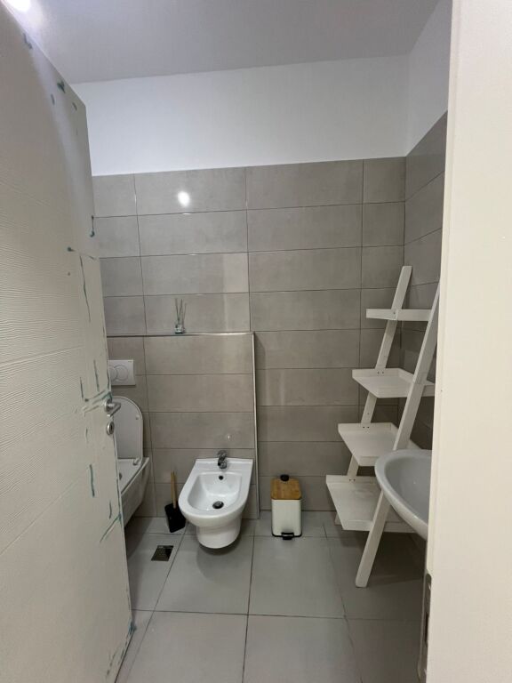 AMBIENT PER BIZNES 3+1 ME QERA