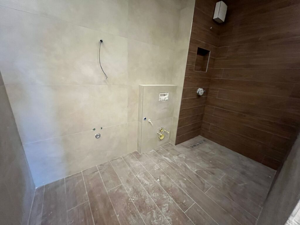 Jepet me Qira Apartament 2+1+2 + Post Parkimi 📍 Pranë Radisson Collection Morina Hotel Tirana – Liqeni i Thatë