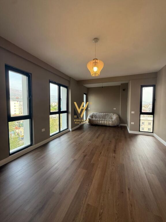 JEPET ZYRE 65 M2 ME QIRA TE QSUT, RRUGA E DIBRES 500 EURO