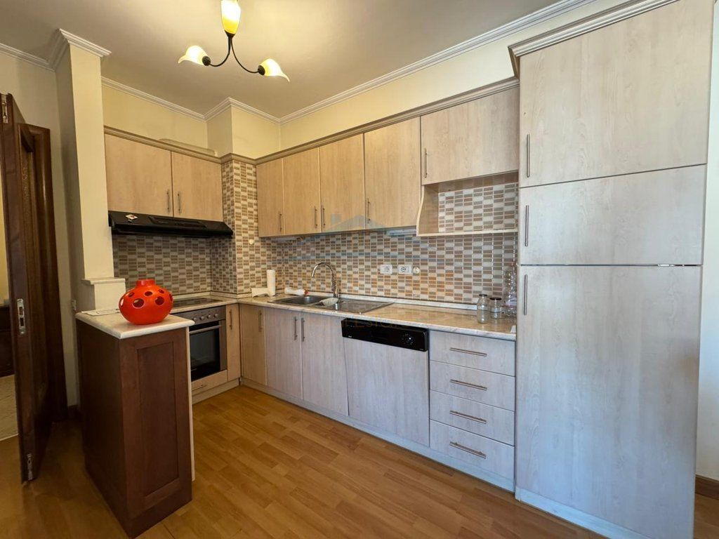 Shitet, Apartament 2+1, Rruga e Barrikadave, Tiranë. Empire68231