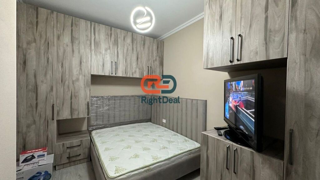 Prane Medresese, Jepet Me Qira Apartament 1+1 Ideal Per Banim !!!