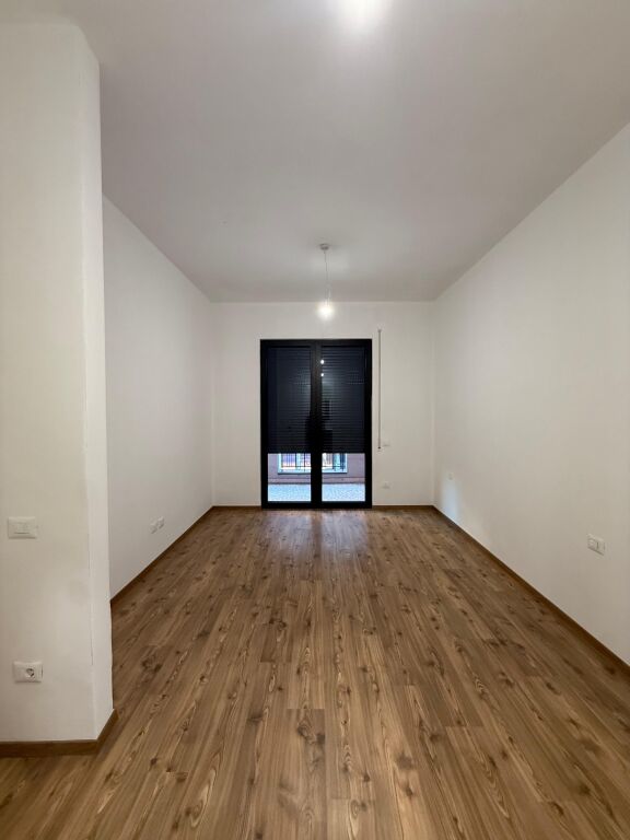 Jepet Ambient 2+1 me qera për zyra ose banim tek dilijorgji