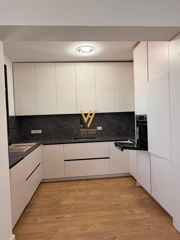 JEPET APARTAMENT 2+1+2+BLK ME QERA NE VLORE 1.500 EURO