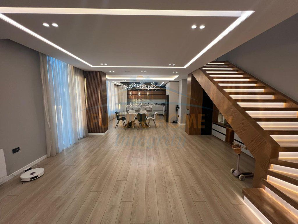 Affitto, Duplex 4+1+3+Veranda+Posto auto, Complesso Square 21, Tirana.