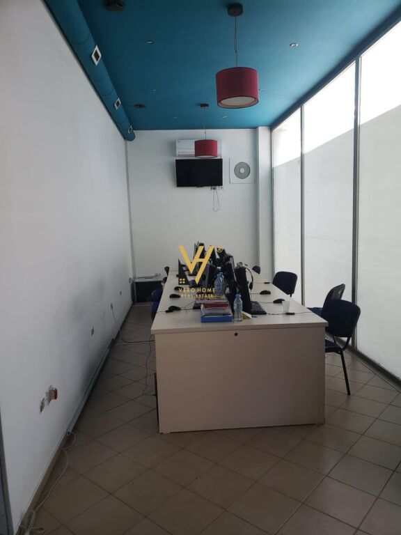 JEPET ZYRE 55 M2 ME QERA TEK RRUGA FORTUZI 600 EURO