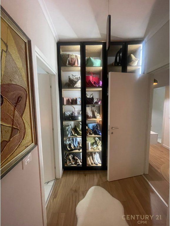 Apartament 2+1+2+Post Parkimi per shitje te Bulevardi i Ri