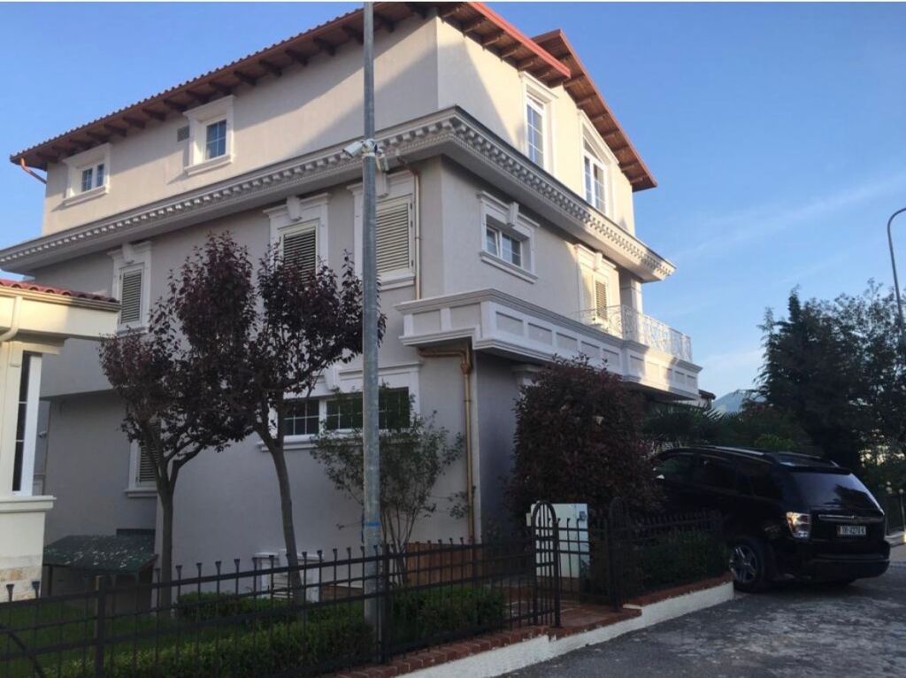 Vilë Luksoze për Shitje në Akacia Hills – 531 m² Ndërtim, Pishinë Private &amp; Pamje Panoramike