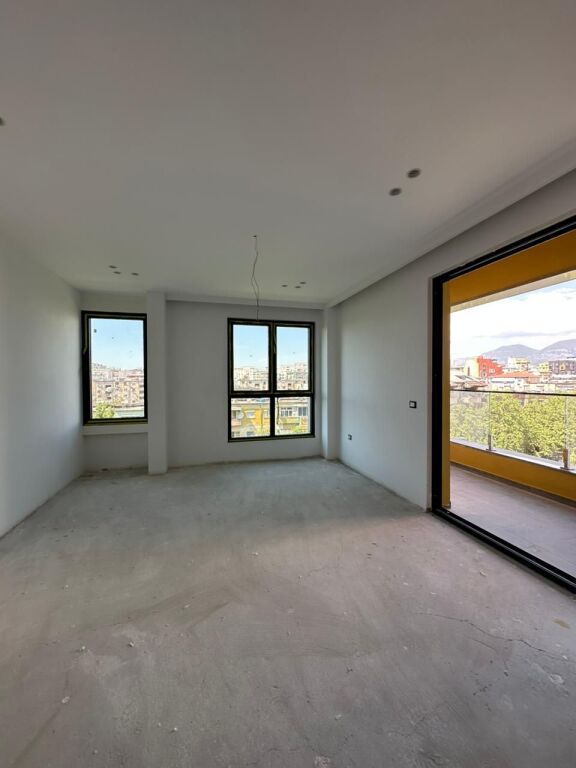 Shitet Apartament 2+1+2