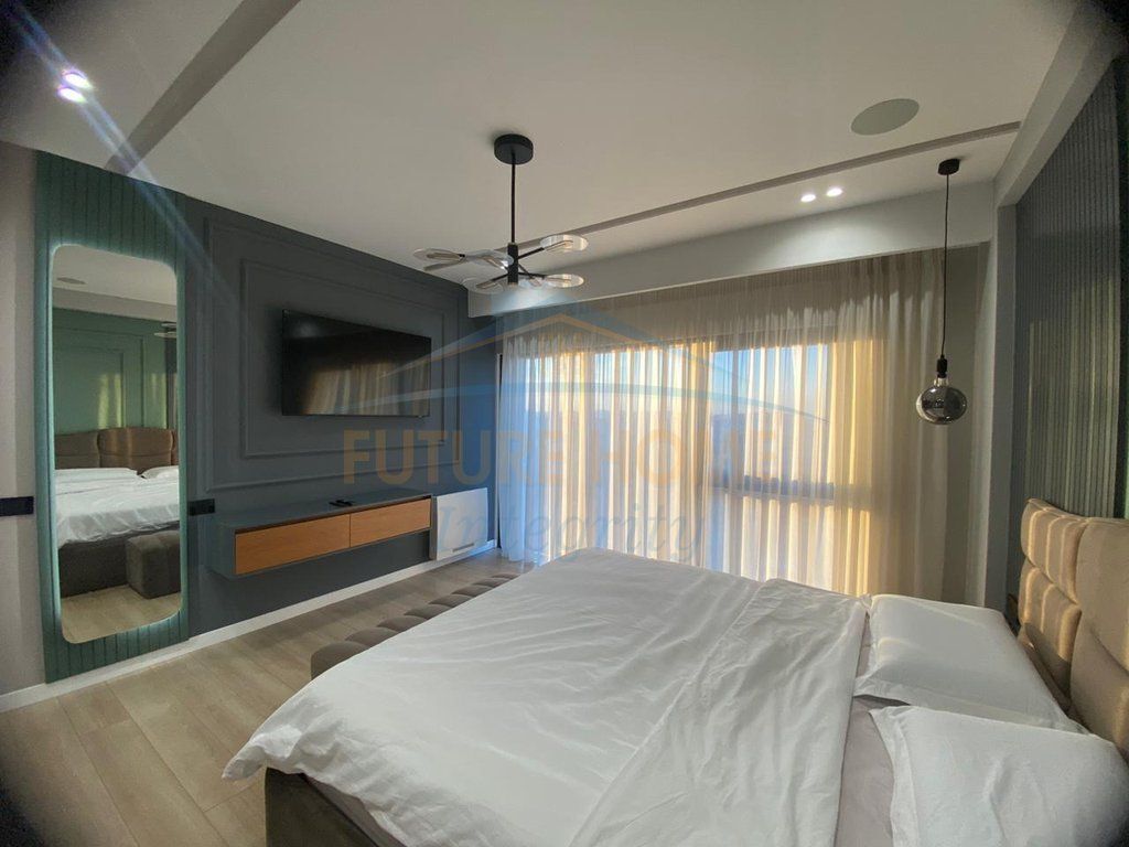 Affitto, Duplex 4+1+3+Veranda+Posto auto, Complesso Square 21, Tirana.