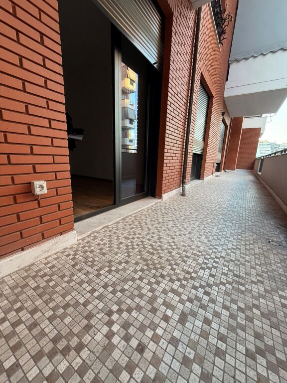 Jepet Ambient 2+1 me qera për zyra ose banim tek dilijorgji