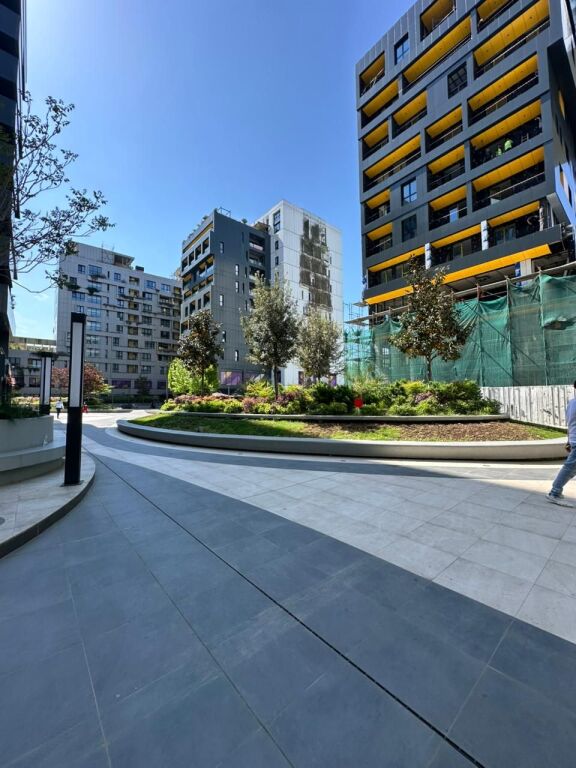 Shitet Apartament 2+1+2