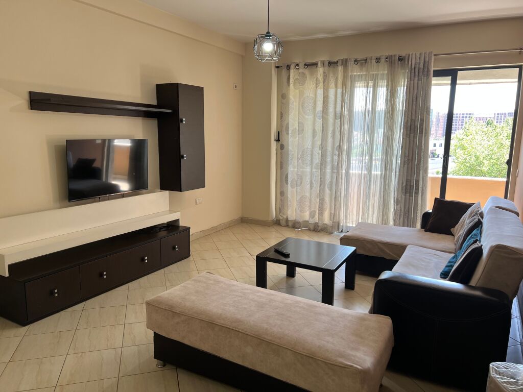 2+1+2 Me Qera, Rrethi i Astirit, Lokacion i Mire