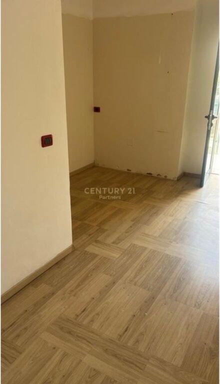 Dyqan pranë Ambsadës Amerikane