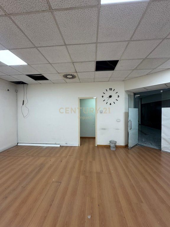 COMMERCIAL SPACE FOR SALE IN THE CENTER