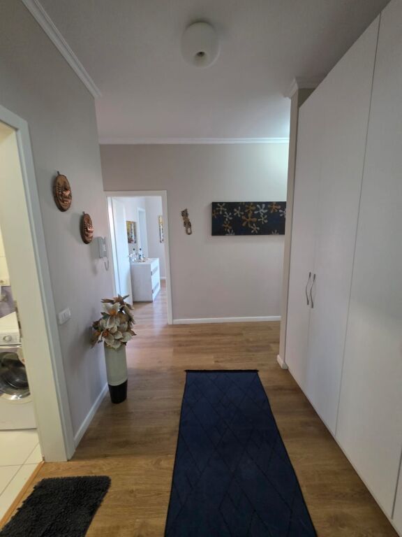 Shitet apartament 3+1 modern te Kompleksi Dinamo prane Liqenit te Tiranes