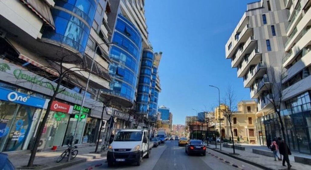 Jepet me qira ambient komercial tek Kompleksin Halili