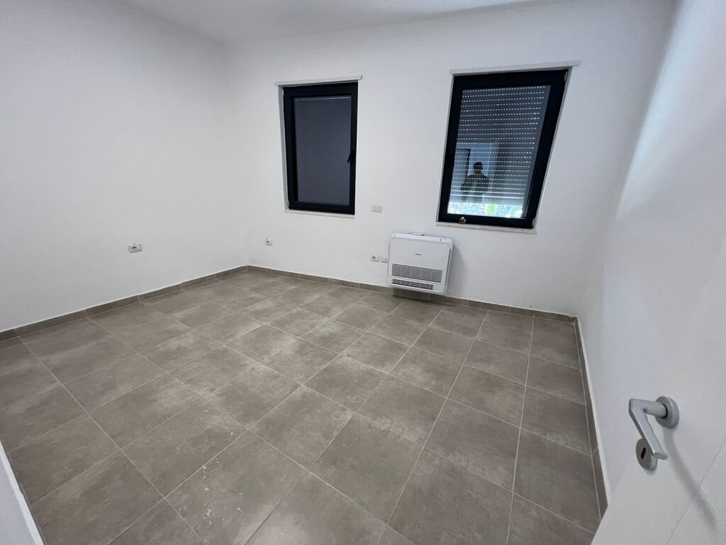 AMBIENT PER BIZNES 3+1 ME QERA