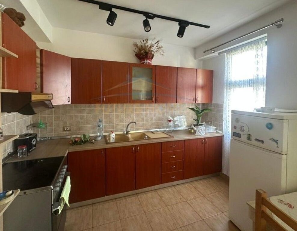 Affitto, Appartamento 2+1, Laprakë, vicino alla scuola “Aleks Buda”!
