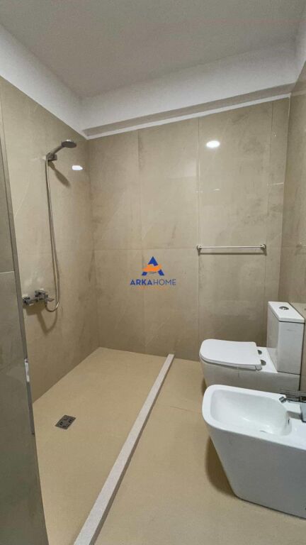 AFFITTASI APPARTAMENTO 2+1+BALCONE "COMPLESSO STAR, VIA NDRE MJEDA" 70.000 LEKE