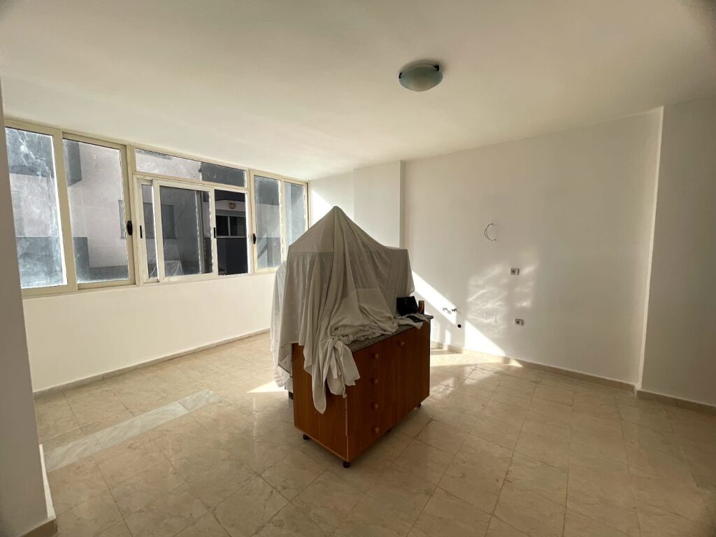 Shitet apartament 1+1