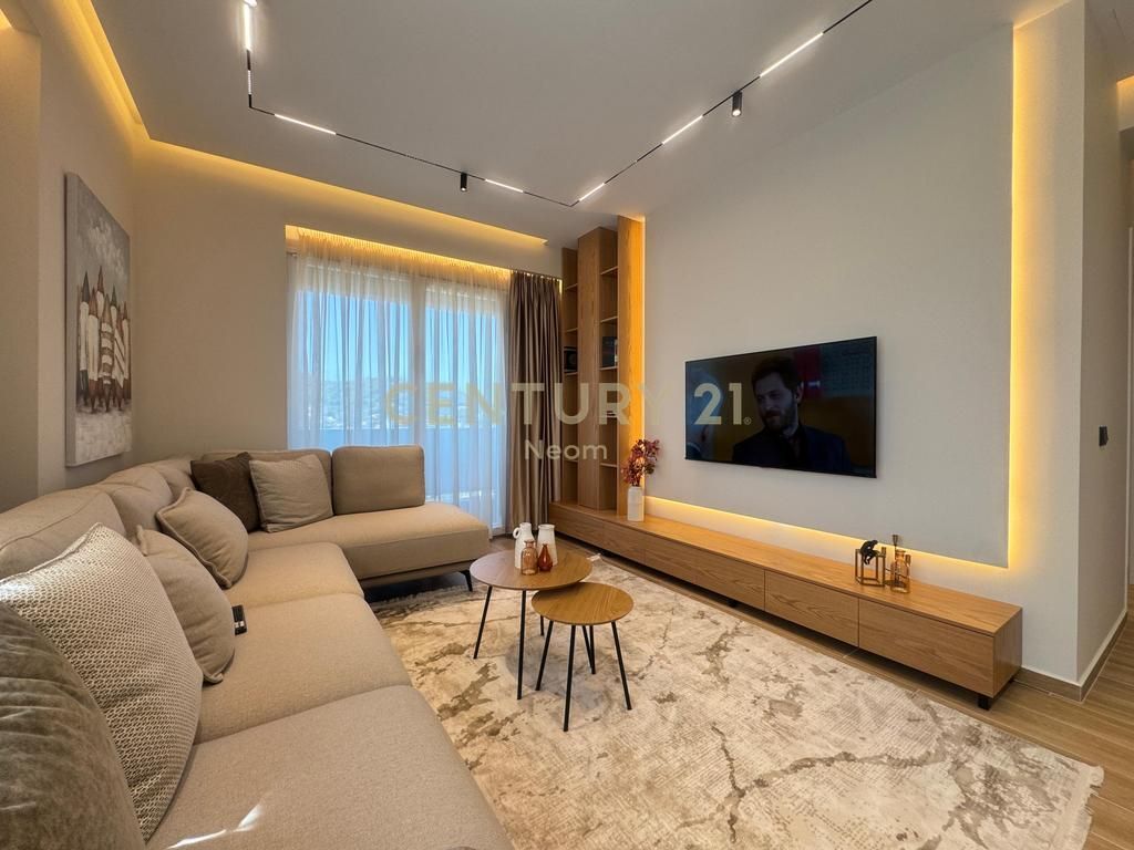 Jepet me qira apartament 2+1 me 2 tualete dhe parkim, në kompleksin Golden Park